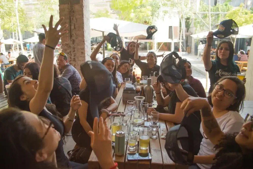 Mujeres de Adelitas Cerveceras brindando con cerveza artesanal