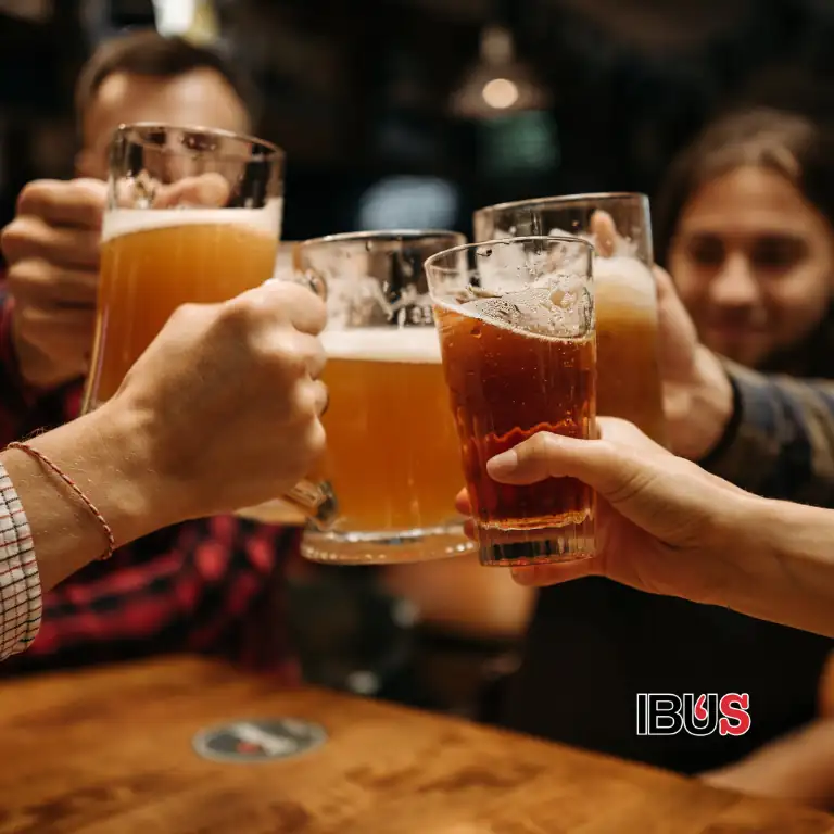 personas brindan con cerveza en estados unidos