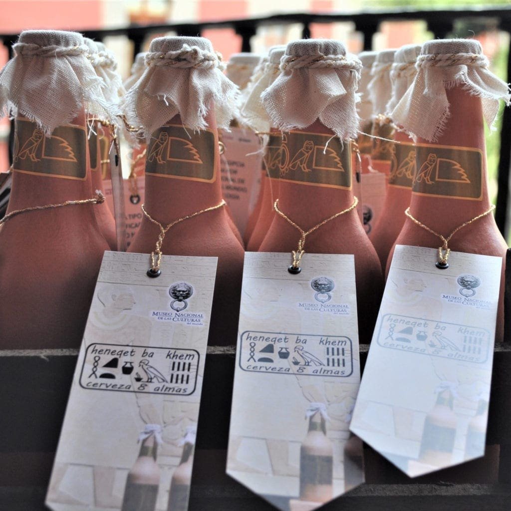 Conjunto de botellas de cerveza Heneqet Benri con etiquetas inspiradas en la cultura de la cerveza del antiguo Egipto