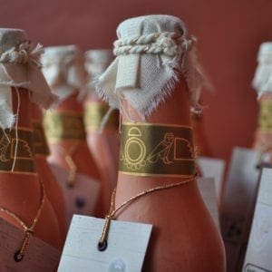 Botella de cerveza Heneqet Benri con diseño inspirado en la cerveza del antiguo Egipto