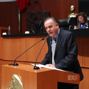 Senador Gerardo Novelo presentando iniciativa sobre reducción del IEPS en la cerveza independiente en la Cámara de Senadores, 2019.