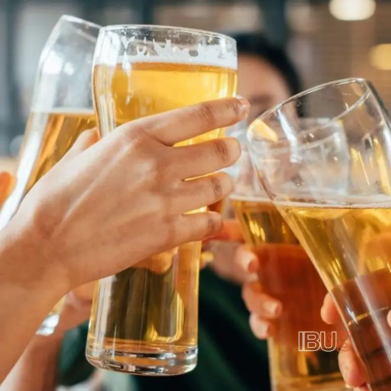 Personas brindando con vasos de cerveza en el Día Internacional de la Cerveza 2019