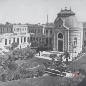 Vista panorámica del Hospicio de Pobres en blanco y negro