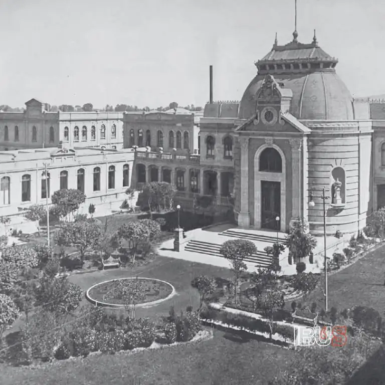 Vista panorámica del Hospicio de Pobres en blanco y negro