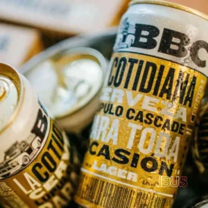 Lata de La Cotidiana, cerveza artesanal en Colombia estilo lager de Bogotá Beer Company, con diseño dorado y texto promocional, destacando su calidad y accesibilidad.