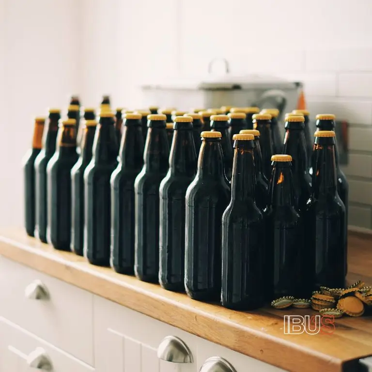 Botellas de cerveza listas para distribución en una cervecería mexicana, reflejando el panorama actual de la cerveza en México