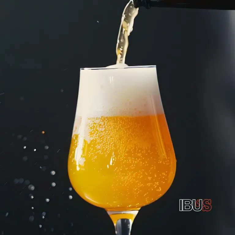 Cerveza Saison servida en una copa, mostrando su color dorado y espuma, ideal para el verano.