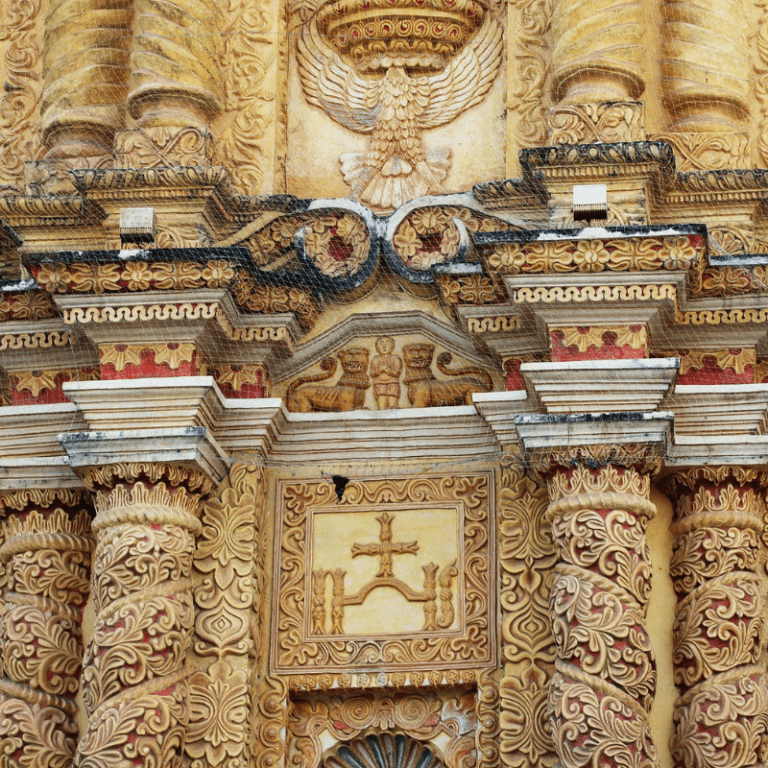 Detalle arquitectónico de una iglesia representando la cultura detrás de la cerveza artesanal de Chiapas