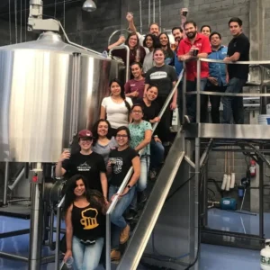Grupo de mujeres cerveceras junto a equipo de producción, participantes del colectivo Las Hermanas, en una colaboración binacional.