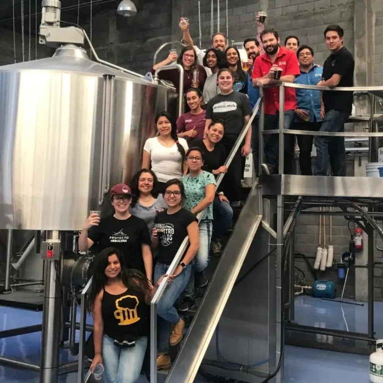 Grupo de mujeres cerveceras junto a equipo de producción, participantes del colectivo Las Hermanas, en una colaboración binacional.