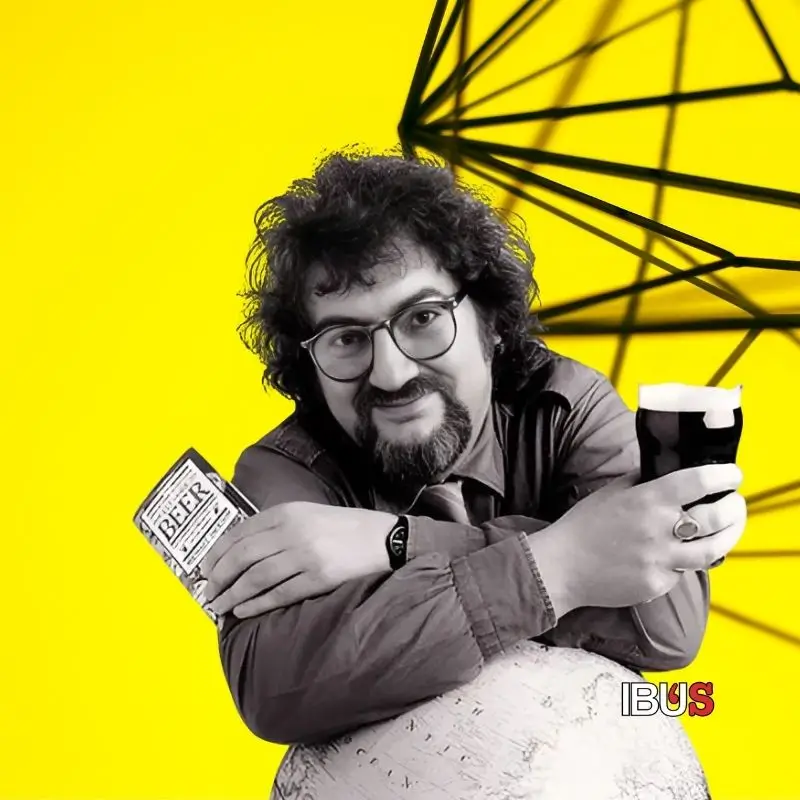 Michael Jackson, The Beer Hunter, con una cerveza en mano y su libro 'The World Guide to Beer'