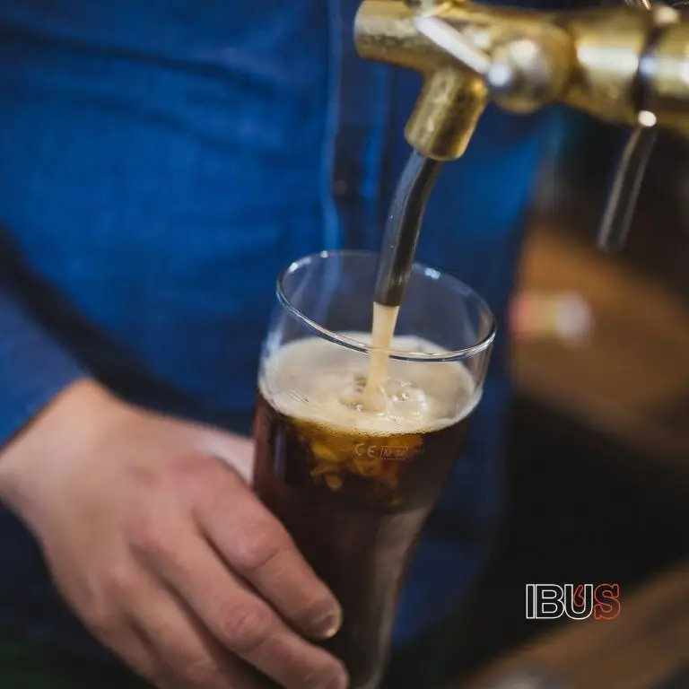 Llenado de una cerveza en un bar, representando el impacto de la pandemia en las cervecerías artesanales en Estados Unidos.