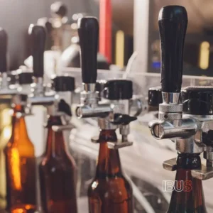 Llenado de botellas en una fábrica tras el desabasto de cerveza en CDMX tras la reactivación de la producción durante la pandemia.
