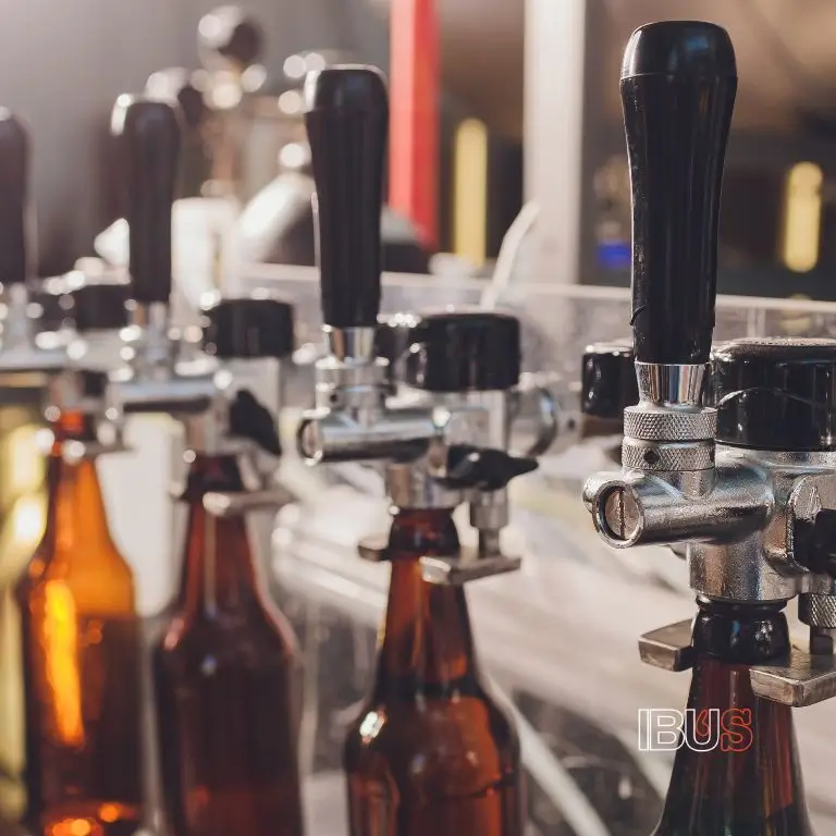 Llenado de botellas en una fábrica tras el desabasto de cerveza en CDMX tras la reactivación de la producción durante la pandemia.