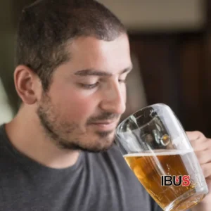 Hombre realizando una cata de cerveza