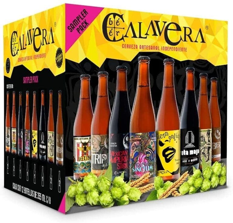 Una caja con varias botellas que muestra la variedad de la malta cervecera en distintos estilos de cerveza