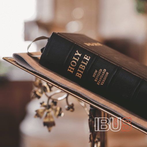 Biblia en un atril, representativa del Rituale Romanum y el ritual católico para bendecir la cerveza