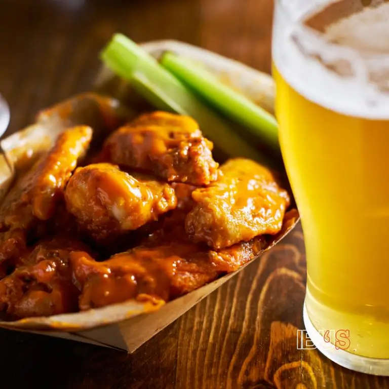 Alitas de pollo con salsa búfalo botanas para acompañar cerveza IPA.