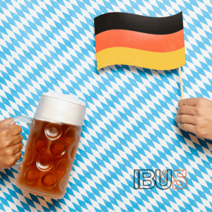 Jarra de cerveza Märzen con bandera alemana en el Oktoberfest.