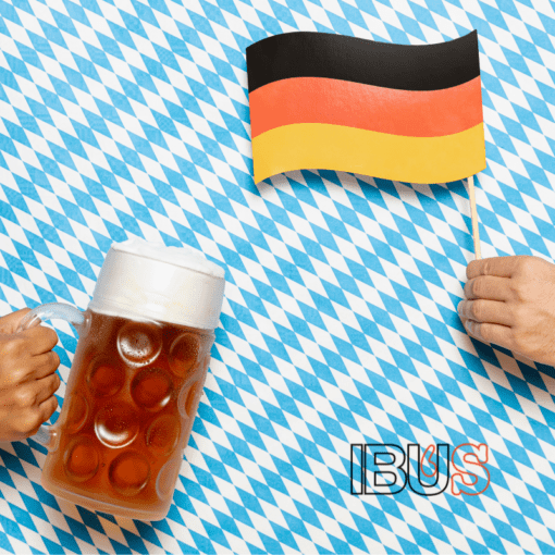 Jarra de cerveza Märzen con bandera alemana en el Oktoberfest.