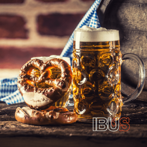 Jarra de cerveza Märzen con pretzel en el Oktoberfest.