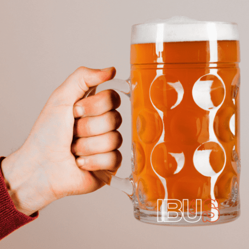 Mano con jarra de cerveza Märzen en el Oktoberfest.