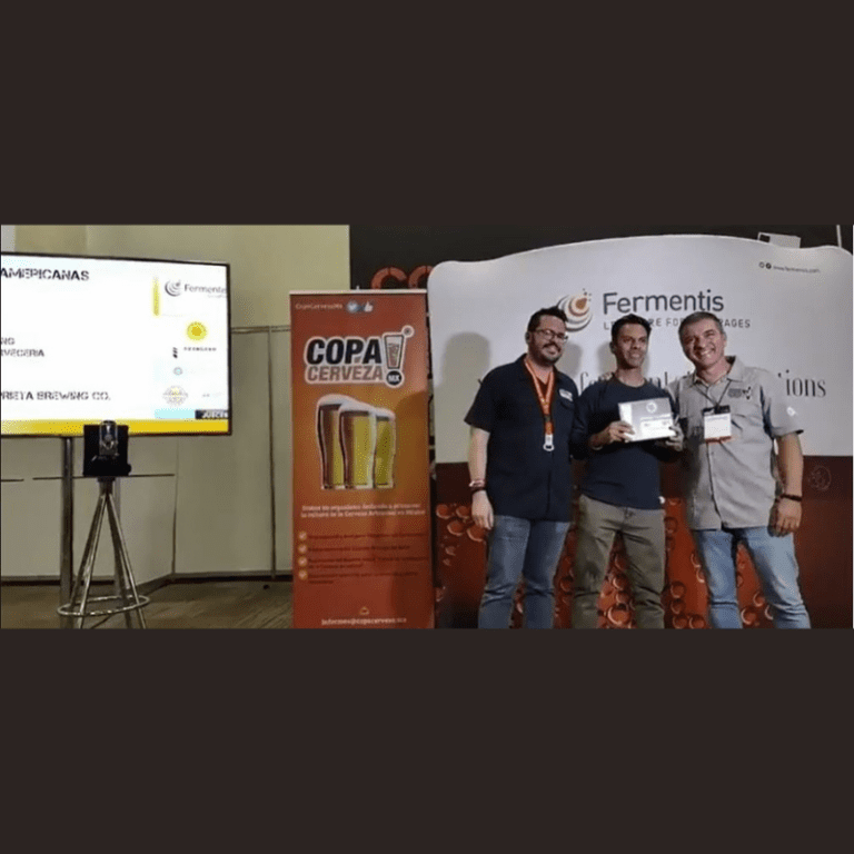 Octavio Alvarado, fundador de Motor Cervecería recibe las medallas ganadas en Copa CervezaMx 2021