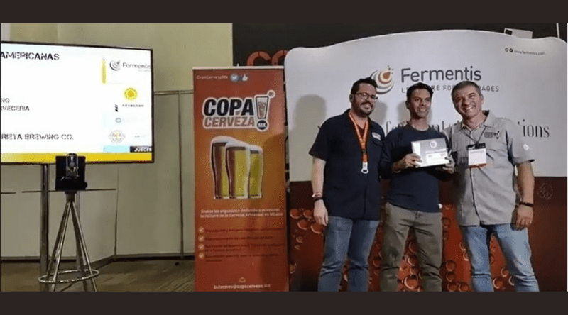 Octavio Alvarado, fundador de Motor Cervecería recibe las medallas ganadas en Copa CervezaMx 2021