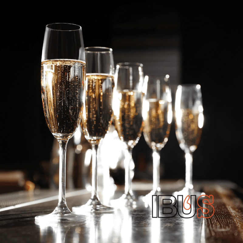 Copas de lámbicas con burbujas en la cerveza como las del champán.