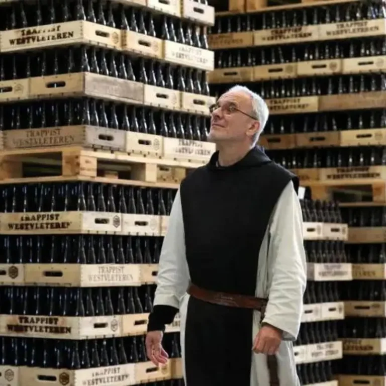 Monje en la bodega de Westvleteren XII, la mejor cerveza del mundo.