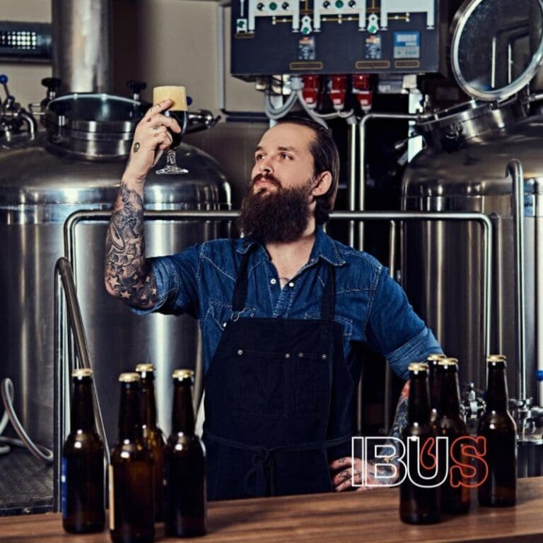 Cervecero examina la calidad de la cerveza artesanal.