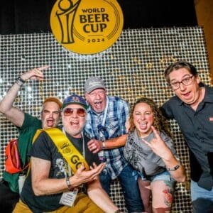 grupo de personas celebran en el escenario de la Copa Mundial de la Cerveza 2024