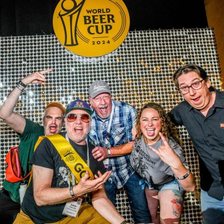 grupo de personas celebran en el escenario de la Copa Mundial de la Cerveza 2024
