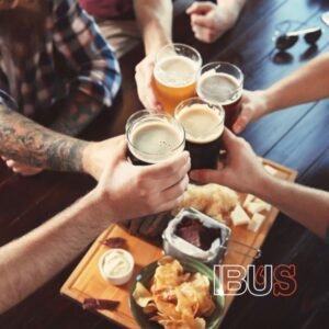 Amigos brindando en el Día Internacional de la Cerveza