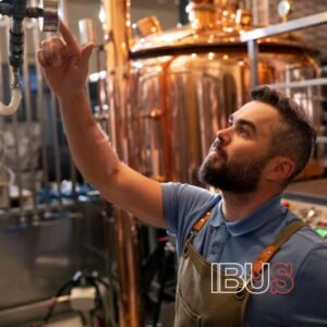 Cervecero mexicano en una fábrica de cerveza artesanal