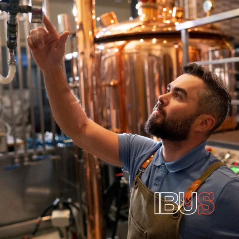 Cervecero mexicano en una fábrica de cerveza artesanal