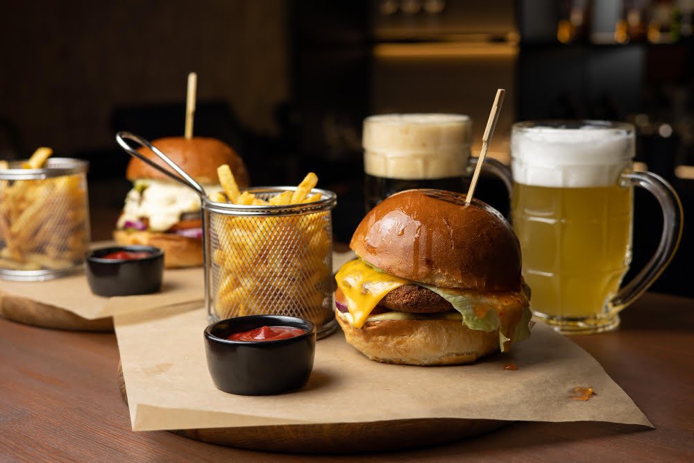 Hamburguesa gourmet con cerveza artesanal, ideal para un maridaje de lujo.