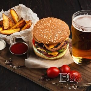 Hamburguesa con papas gajo y cerveza artesanal en tabla de madera, ideal para maridaje.