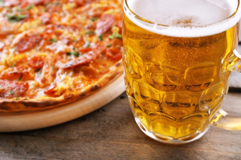 Diversas pizzas y cervezas para maridar