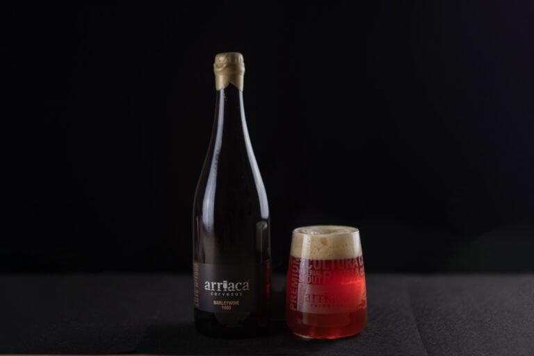 Barleywine de Cervezas Arriaca con copa conmemorativa, celebración del décimo aniversario