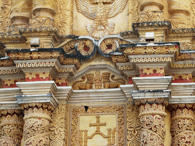 Detalle arquitectónico de una iglesia representando la cultura detrás de la cerveza artesanal de Chiapas