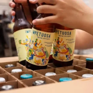 Botellas de Impetuosa, cerveza colaborativa presentada en el Encuentro Mujer Cervecera