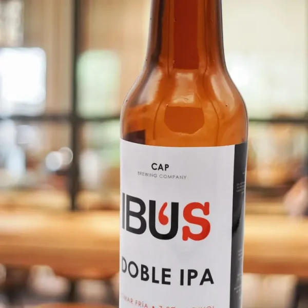 Botella de cerveza artesanal con etiqueta de IBUS